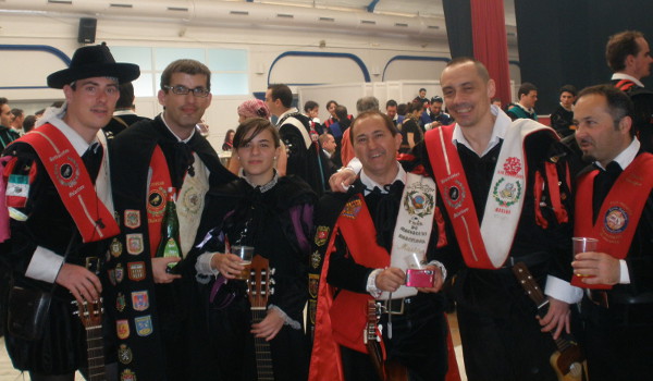 Imagen de Mejillon y miembros de otras tunas de españa con motivo de la participación en el primer certamen mundial de tunas que se celebra todos los años en Mojacar, Almería.