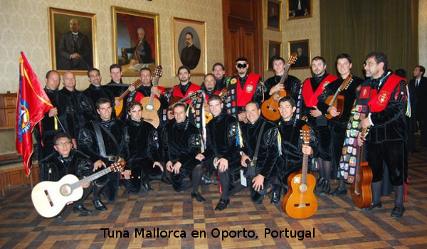 Imagen en Rectoria de la Universidad de Oporto, Portugal con motivo en la participación de su Festival Internacional de Tunas Universitarias.