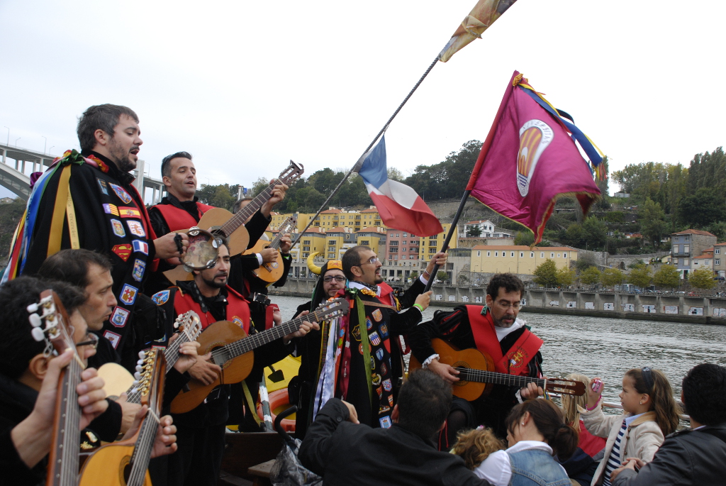 imagen de tuna mallorca en Portugal con motivo participación festival internacional de tunas de oporto.Paseo en barco por el Duero