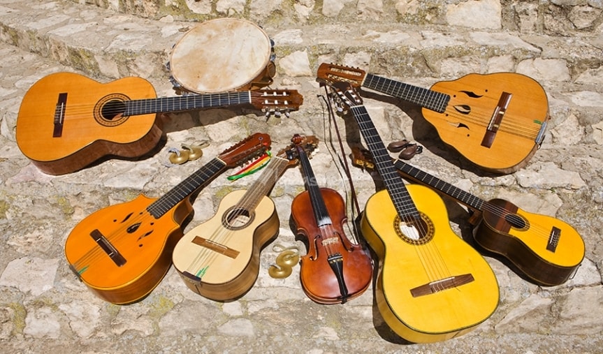 imagen de la pequeña colección de instrumentos de cuerda y percusión que utiliza la tuna y las estudiantinas en general