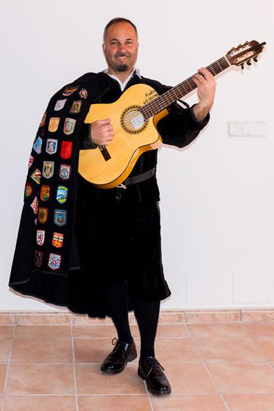 Imagen de Mejillón con la guitarra y capa de tuna.